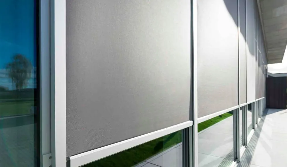 Motorized Screens by Rollon — One-touch operation, UV protection and improved energy efficiency.